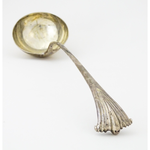 280 - An 18thC silver Onslow pattern ladle, London c.1762 maker Thomas & William Chawner. Approx. 14 1/2