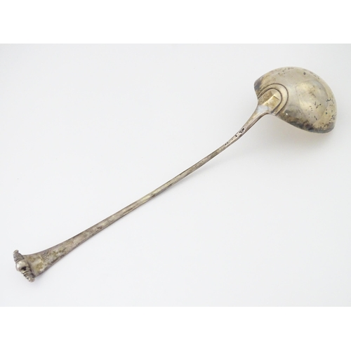 280 - An 18thC silver Onslow pattern ladle, London c.1762 maker Thomas & William Chawner. Approx. 14 1/2