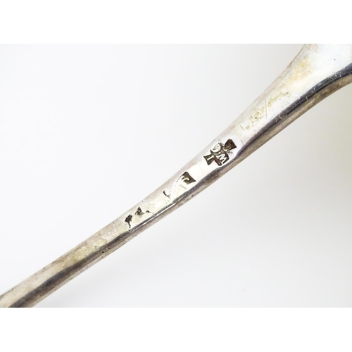 280 - An 18thC silver Onslow pattern ladle, London c.1762 maker Thomas & William Chawner. Approx. 14 1/2