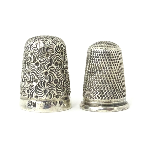 304 - A Victorian silver thimble hallmarked London 1891, maker Samuel Foskett. Together with a silver plat... 