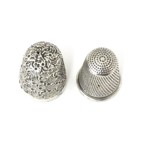 304 - A Victorian silver thimble hallmarked London 1891, maker Samuel Foskett. Together with a silver plat... 