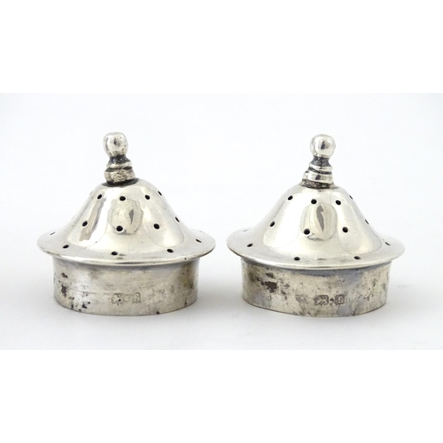 316 - A pair of silver pepperettes hallmarked Birmingham 1905, maker William Devenport. Approx. 3 1/4