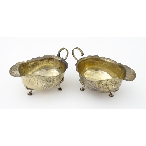 338 - A pair of silver sauce boats hallmarked Birmingham 1909, maker E S Barnsley & Co. Approx. 5 3/4