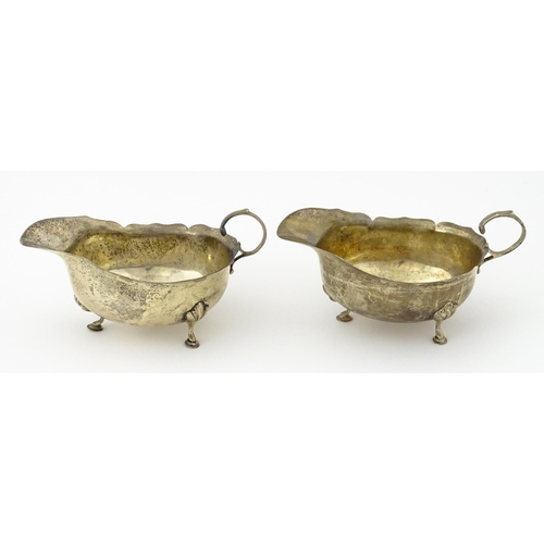 338 - A pair of silver sauce boats hallmarked Birmingham 1909, maker E S Barnsley & Co. Approx. 5 3/4