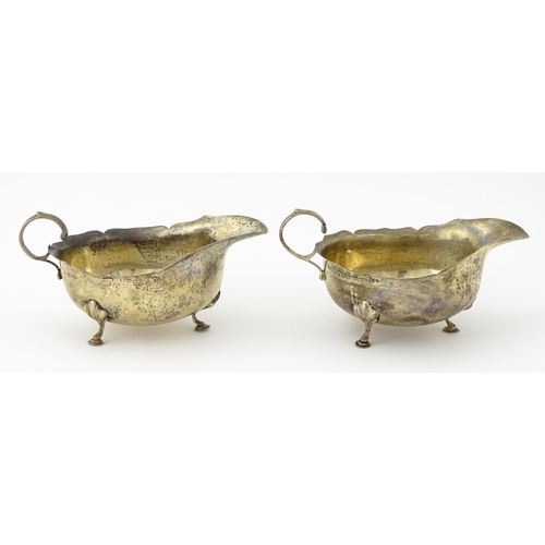 338 - A pair of silver sauce boats hallmarked Birmingham 1909, maker E S Barnsley & Co. Approx. 5 3/4