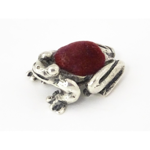 347 - A .925 silver novelty pin cushion formed as a small frog. Approx. 1