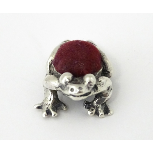 347 - A .925 silver novelty pin cushion formed as a small frog. Approx. 1