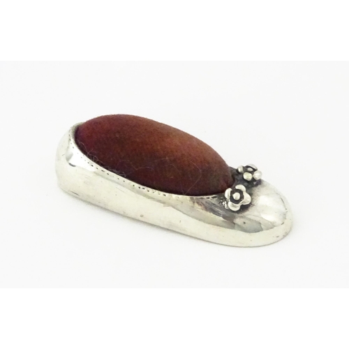 358 - A .925 silver novelty pin cushion formed as a shoe / slipper. Approx. 1 1/2