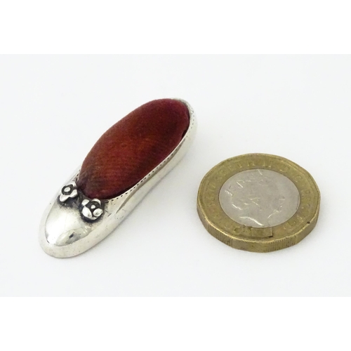 358 - A .925 silver novelty pin cushion formed as a shoe / slipper. Approx. 1 1/2