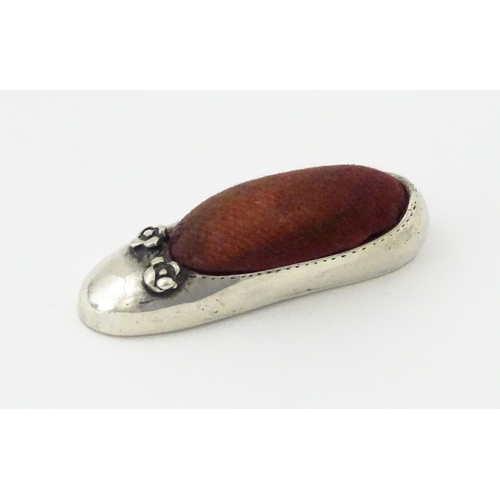 358 - A .925 silver novelty pin cushion formed as a shoe / slipper. Approx. 1 1/2