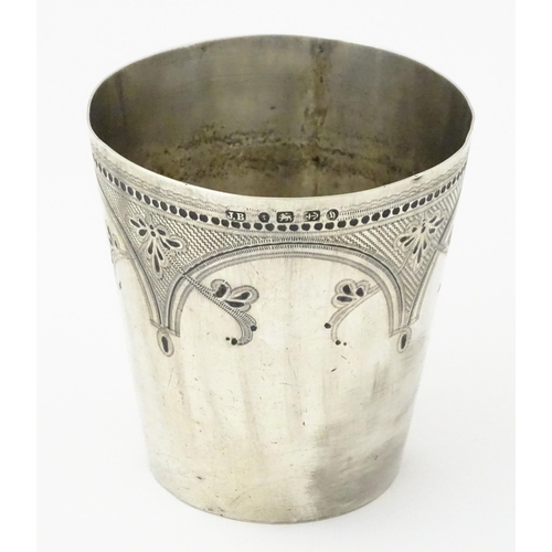 359 - A Victorian silver beaker with engraved decoration, hallmarked Birmingham 1882, maker J.B. Approx. 2... 