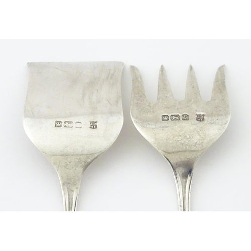 363 - A pair of silver sardine servers, hallmarked Sheffield 1909, maker James Deakin & Sons. Approx. 4 1/... 