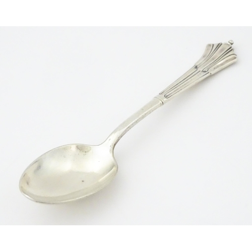 364 - A Victorian silver Albany pattern teaspoon hallmarked Sheffield 1895, maker Harrison Brothers & Hows... 