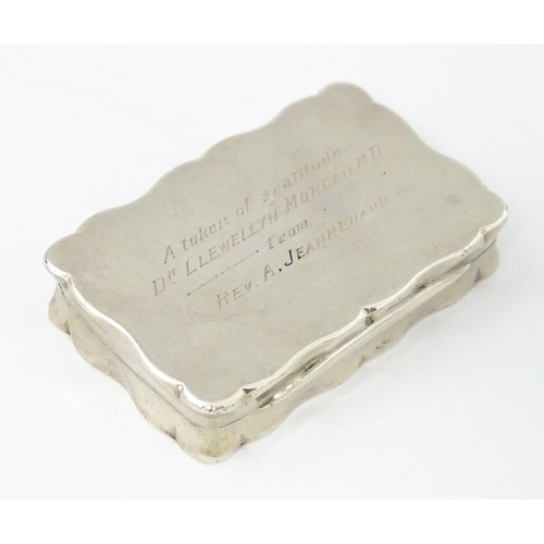 373 - A silver snuff box, maker Birmingham 1926, maker George Unite. Approx. 2 1/4