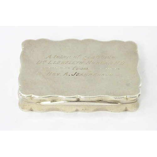 373 - A silver snuff box, maker Birmingham 1926, maker George Unite. Approx. 2 1/4