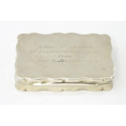 373 - A silver snuff box, maker Birmingham 1926, maker George Unite. Approx. 2 1/4