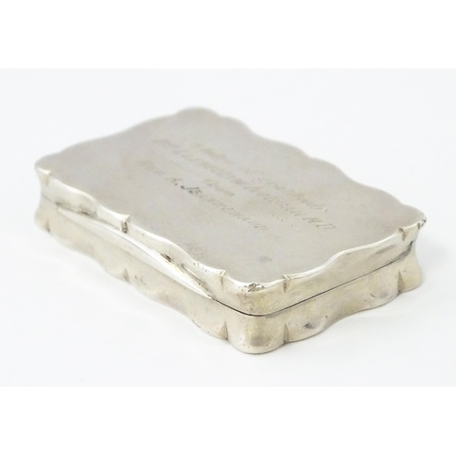 373 - A silver snuff box, maker Birmingham 1926, maker George Unite. Approx. 2 1/4