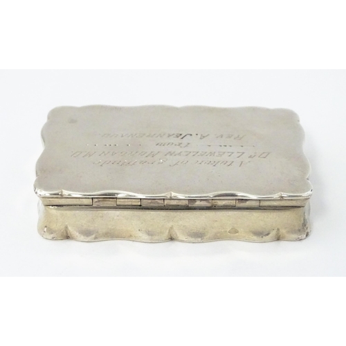 373 - A silver snuff box, maker Birmingham 1926, maker George Unite. Approx. 2 1/4