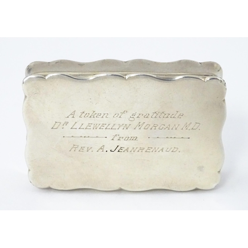 373 - A silver snuff box, maker Birmingham 1926, maker George Unite. Approx. 2 1/4