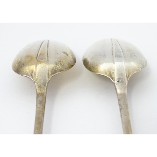 384 - A pair of George V silver Hanoverian pattern tablespoons with rat tail detail, hallmarked Sheffield ... 