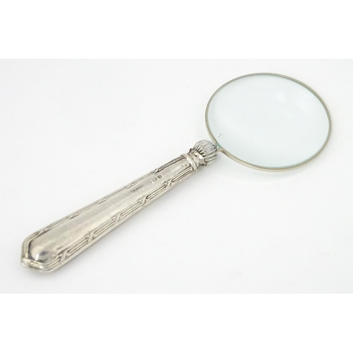 388 - A silver handled magnifying glass. Approx. 5 1/2