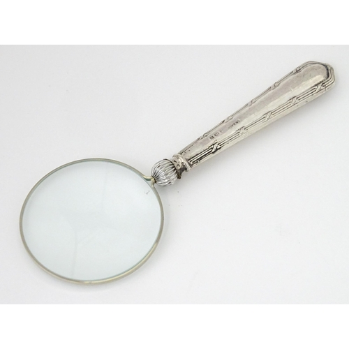 388 - A silver handled magnifying glass. Approx. 5 1/2