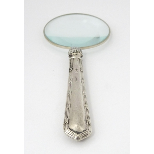 388 - A silver handled magnifying glass. Approx. 5 1/2