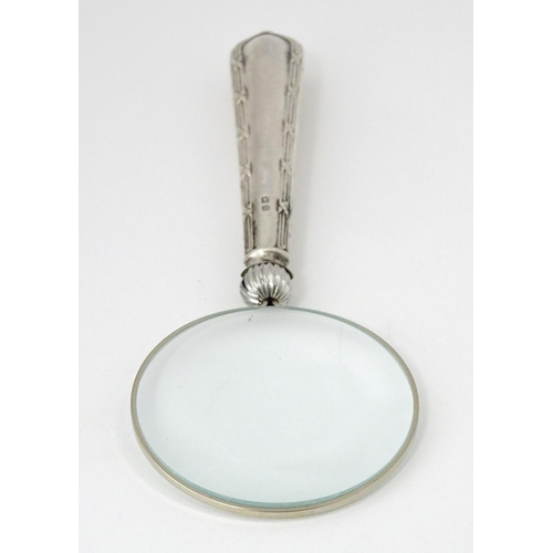 388 - A silver handled magnifying glass. Approx. 5 1/2