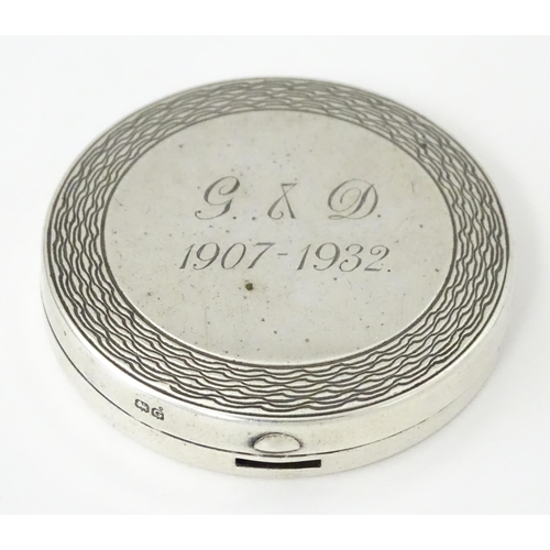 389 - An Art Deco small silver compact, hallmarked Birmingham 1931. Registered design no. 764576. Approx. ... 