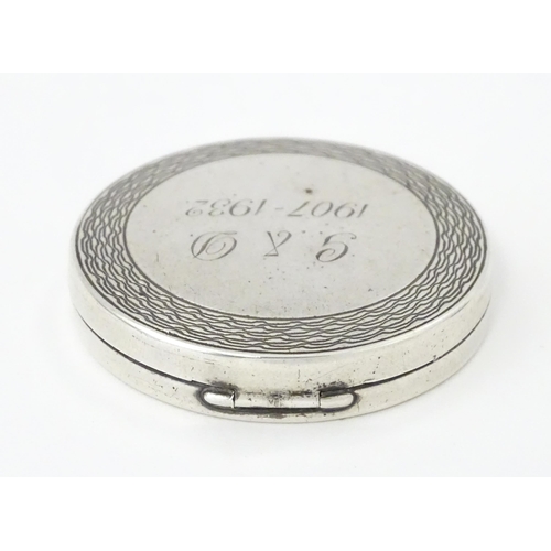 389 - An Art Deco small silver compact, hallmarked Birmingham 1931. Registered design no. 764576. Approx. ... 