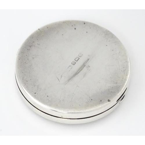 389 - An Art Deco small silver compact, hallmarked Birmingham 1931. Registered design no. 764576. Approx. ... 