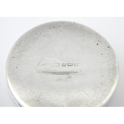 389 - An Art Deco small silver compact, hallmarked Birmingham 1931. Registered design no. 764576. Approx. ... 