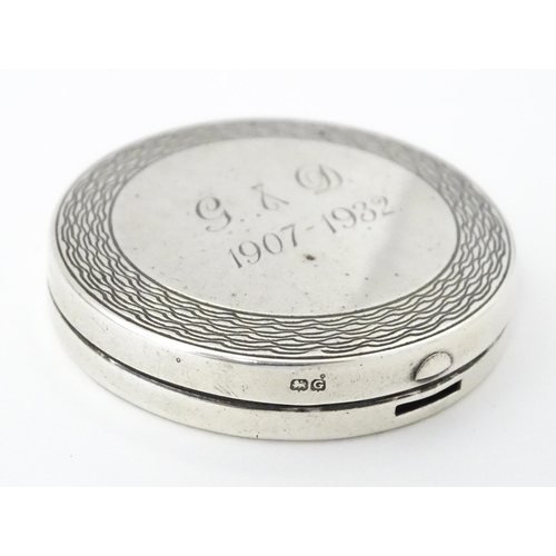 389 - An Art Deco small silver compact, hallmarked Birmingham 1931. Registered design no. 764576. Approx. ... 