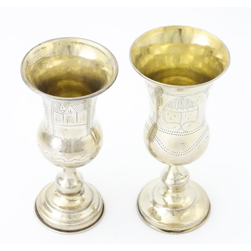 392 - Two silver kiddush cups hallmarked London 1900 / 1905, maker Rubin Koshr / Kusher. Largest approx. 5... 