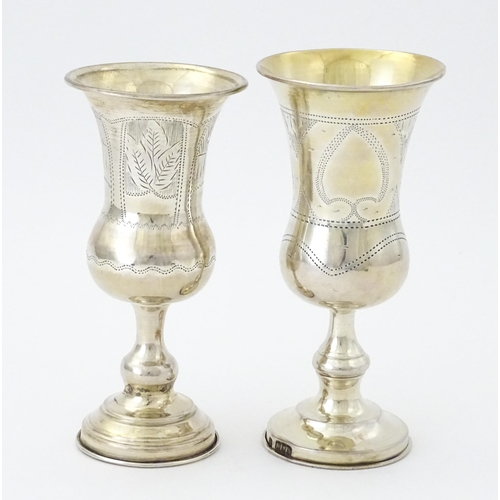 392 - Two silver kiddush cups hallmarked London 1900 / 1905, maker Rubin Koshr / Kusher. Largest approx. 5... 