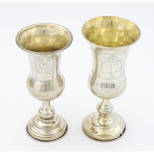 392 - Two silver kiddush cups hallmarked London 1900 / 1905, maker Rubin Koshr / Kusher. Largest approx. 5... 