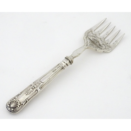 393 - A silver handled sardine server fork. Approx. 6 1/4