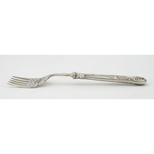 393 - A silver handled sardine server fork. Approx. 6 1/4