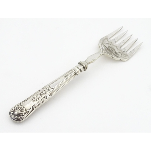 393 - A silver handled sardine server fork. Approx. 6 1/4