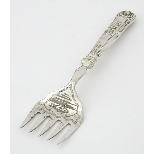 393 - A silver handled sardine server fork. Approx. 6 1/4