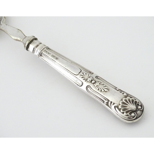 393 - A silver handled sardine server fork. Approx. 6 1/4