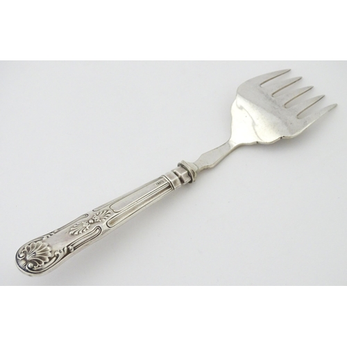 393 - A silver handled sardine server fork. Approx. 6 1/4