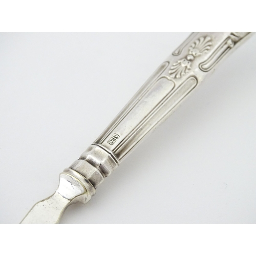 393 - A silver handled sardine server fork. Approx. 6 1/4