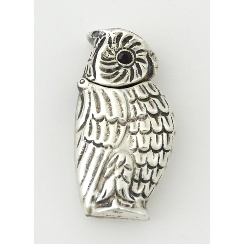 395 - A .925 silver novelty vesta formed as an owl with hinged lid and striker to head and under. Approx. ... 