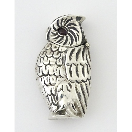 395 - A .925 silver novelty vesta formed as an owl with hinged lid and striker to head and under. Approx. ... 