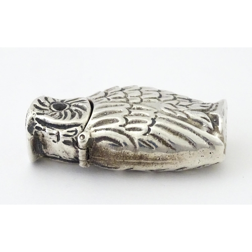 395 - A .925 silver novelty vesta formed as an owl with hinged lid and striker to head and under. Approx. ... 