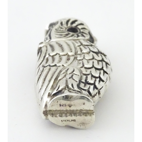 395 - A .925 silver novelty vesta formed as an owl with hinged lid and striker to head and under. Approx. ... 