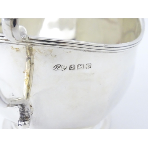 401 - An Art Deco silver sauce boat hallmarked Birmingham 1928, maker Adie Brothers Ltd. Approx. 7 1/4