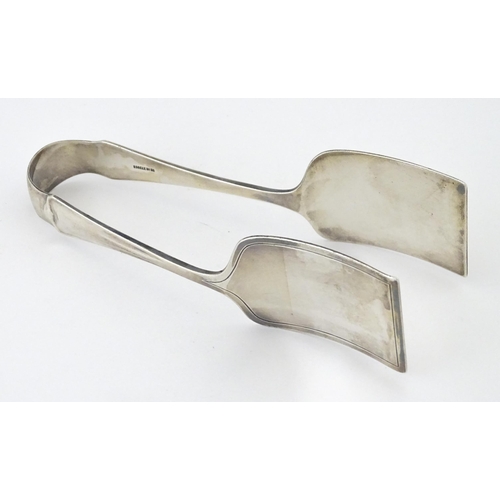 404 - Silver serving tongs, hallmarked Sheffield 1910, maker Atkin Brothers. Approx. 6 1/4