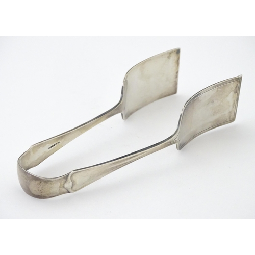 404 - Silver serving tongs, hallmarked Sheffield 1910, maker Atkin Brothers. Approx. 6 1/4